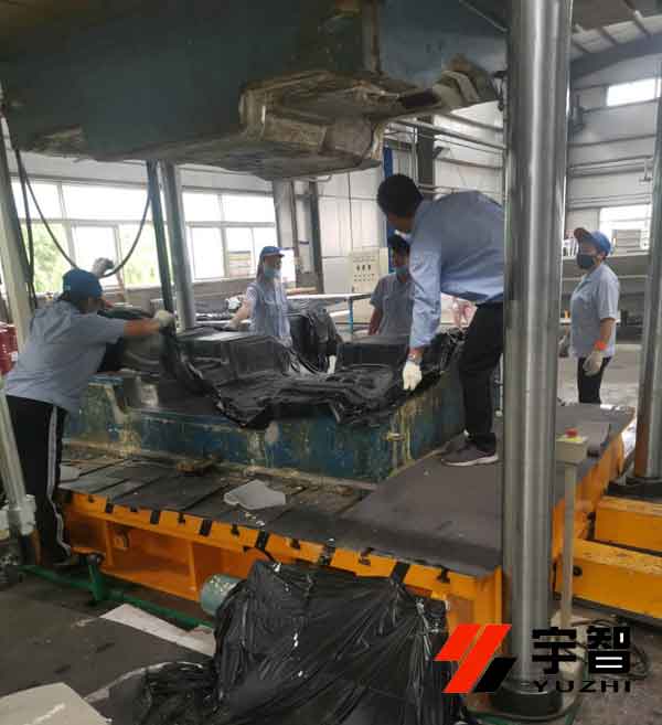 汽車內(nèi)飾件成形液壓機(jī)試壓現(xiàn)場(chǎng)圖
