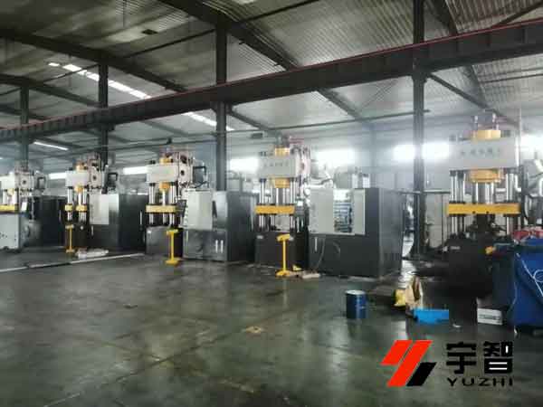 500噸四柱液壓機客戶現(xiàn)場安裝圖