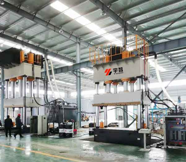 2000噸四柱液壓機(jī)客戶現(xiàn)場圖