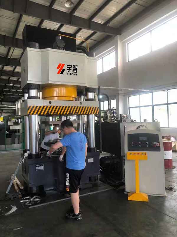 <b>壓制碳纖維汽車零部件用哪種液壓機(jī)合適？</b>