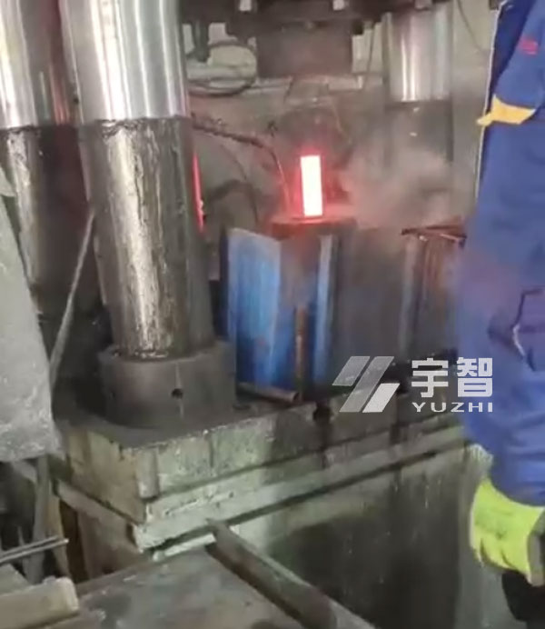 礦用截齒溫?cái)D壓成型現(xiàn)場