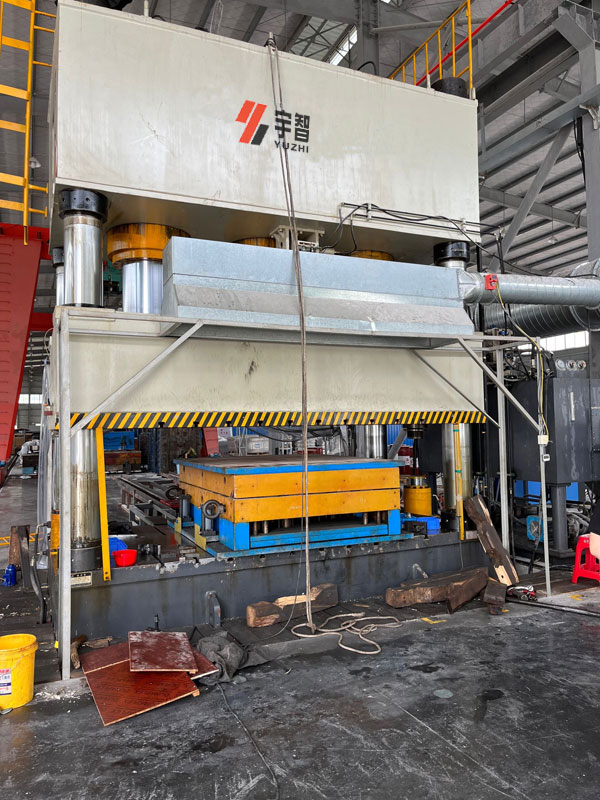 2000噸SMC復(fù)合材料保險(xiǎn)杠模壓成型液壓機(jī)